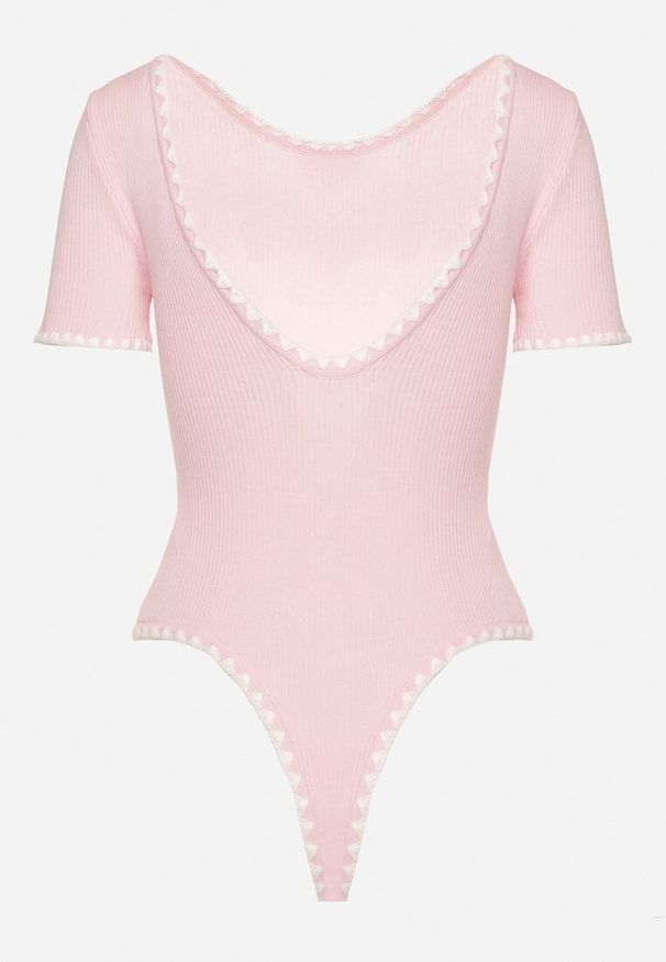 Born2be - Różowe Body z Wiskozą Zdobione Lamówką i Wycięciem na Plecach Redissia. Okazja: na co dzień. Kolor: różowy. Materiał: wiskoza. Długość rękawa: krótki rękaw. Długość: krótkie. Wzór: aplikacja. Styl: sportowy, klasyczny, elegancki, casual