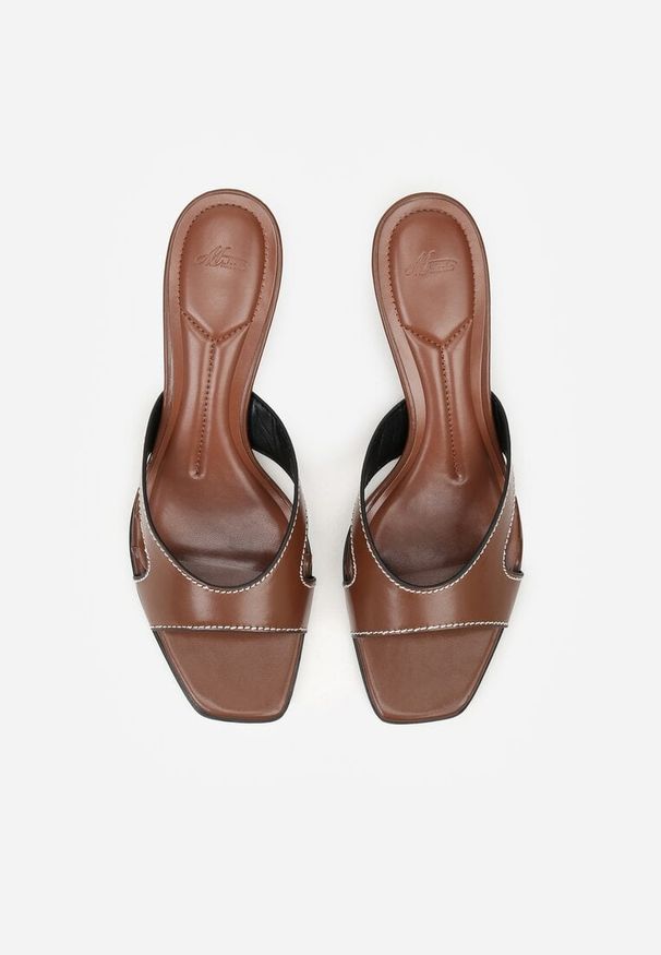 Renee - Brązowe Klapki na Szpilce z Wycięciami po Bokach Amaliliphis. Okazja: na co dzień. Kolor: brązowy. Materiał: jeans. Obcas: na szpilce. Styl: casual, elegancki