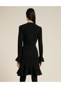 Luisa Spagnoli - LUISA SPAGNOLI - Czarna sukienka mini Madir. Typ kołnierza: dekolt w kształcie V. Kolor: czarny. Materiał: wełna. Długość rękawa: długi rękaw. Wzór: aplikacja. Długość: mini #3
