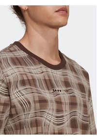 Adidas - adidas T-Shirt Reveal Allover Print HK2744 Brązowy Regular Fit. Kolor: brązowy. Materiał: bawełna. Wzór: nadruk