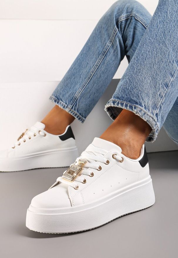 Born2be - Biało-Czarne Sneakersy z Metaliczną Ozdobą z Cyrkoniami przy Sznurówkach Awenttes. Okazja: na co dzień. Kolor: biały. Wzór: aplikacja
