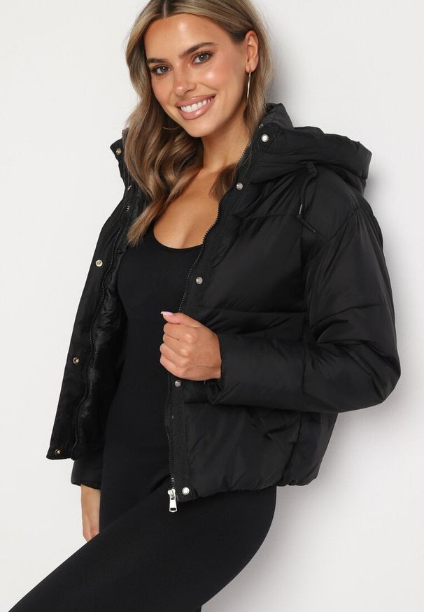 Born2be - Czarna Pikowana Kurtka Puffer z Kapturem Miviera. Okazja: na co dzień, na spacer. Typ kołnierza: kaptur. Kolor: czarny. Materiał: dzianina, jeans. Sezon: zima. Styl: casual