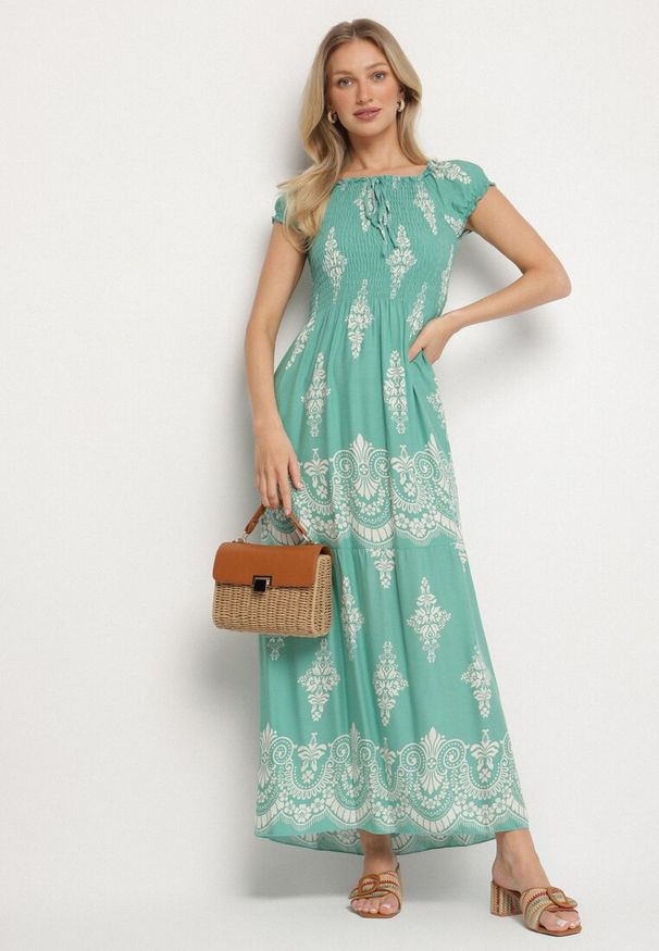 Born2be - Jasnozielona Wiskozowa Sukienka z Marszczoną Góra i Wzorem Boho Ellifae. Okazja: na co dzień. Kolor: zielony. Materiał: wiskoza. Wzór: aplikacja. Styl: boho