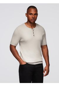 Ombre Clothing - Męski t-shirt dzianinowy z guzikami przy dekolcie – jasnoszary V3 - Rozmiar: M. Okazja: na co dzień. Kolor: szary. Materiał: dzianina. Wzór: paski. Styl: casual, elegancki