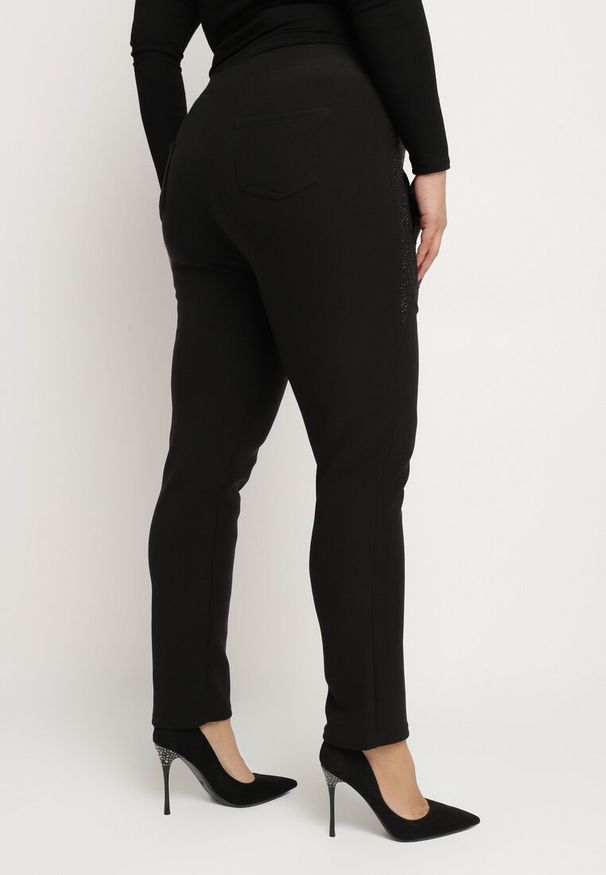 Born2be - Czarne Ocieplane Spodnie o Dopasowanym Kroju z Wysokim Stanem i Kieszeniami z Cyrkoniami Filifra. Okazja: na co dzień. Stan: podwyższony. Kolekcja: plus size. Kolor: czarny. Długość: długie. Wzór: aplikacja. Styl: wizytowy, elegancki, casual