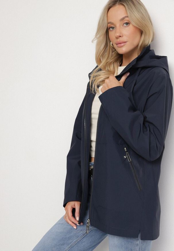 Born2be - Granatowa Kurtka Typu Wiatrówka z Odpinanym Kapturem Ndivoria. Okazja: na co dzień, na spacer. Kolor: niebieski. Materiał: jeans. Styl: casual, sportowy