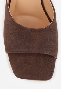 Born2be - Brązowe Klapki Vices na Szpilce z Kwadratowym Noskiem Mevialia. Okazja: na co dzień. Kolor: brązowy. Materiał: skóra. Wzór: kwiaty. Obcas: na szpilce. Styl: casual, elegancki. Wysokość obcasa: średni #6