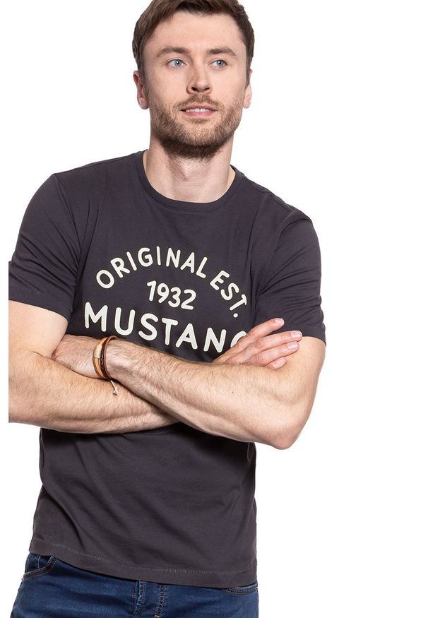Mustang - MUSTANG T SHIRT Logo T-Shirt PHANTOM 1007561 4087. Wzór: nadruk