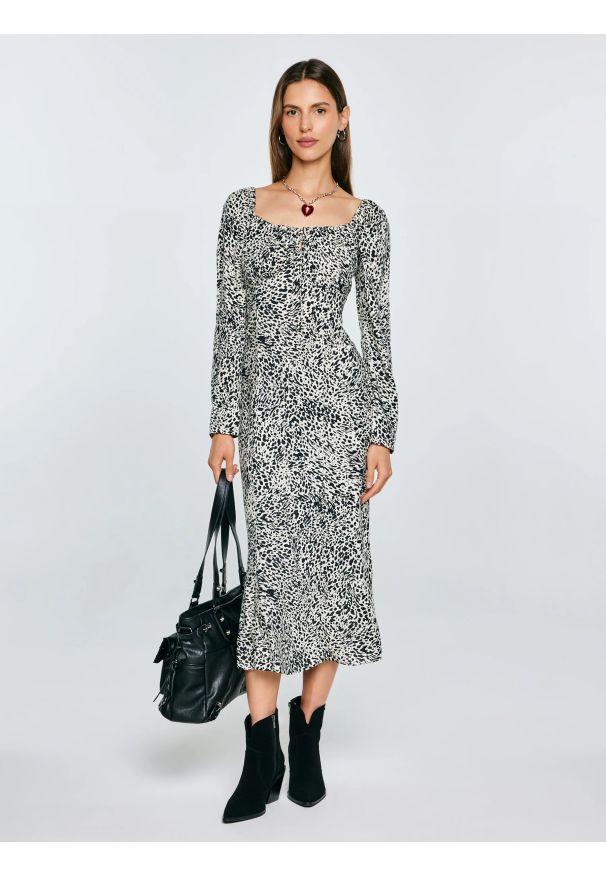 Big-Star - Botki damskie kowbojki ze skóry naturalnej zamszowej czarne SS274472 906. Okazja: na co dzień. Zapięcie: zamek. Kolor: czarny. Materiał: zamsz, skóra. Obcas: na obcasie. Styl: casual, elegancki, klasyczny. Wysokość obcasa: średni