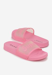 Born2be - Różowe Klapki Ioteia. Okazja: na plażę. Nosek buta: okrągły. Kolor: różowy. Materiał: guma. Wzór: aplikacja, nadruk. Sezon: lato. Styl: wakacyjny