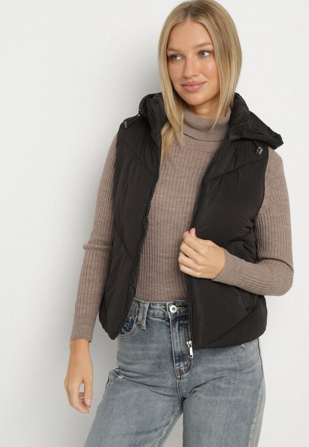 Born2be - Czarna Klasyczna Kamizelka z Pikowanymi Przeszyciami i Kapturem Ollera. Okazja: na co dzień. Typ kołnierza: kaptur. Kolor: czarny. Materiał: jeans. Styl: klasyczny