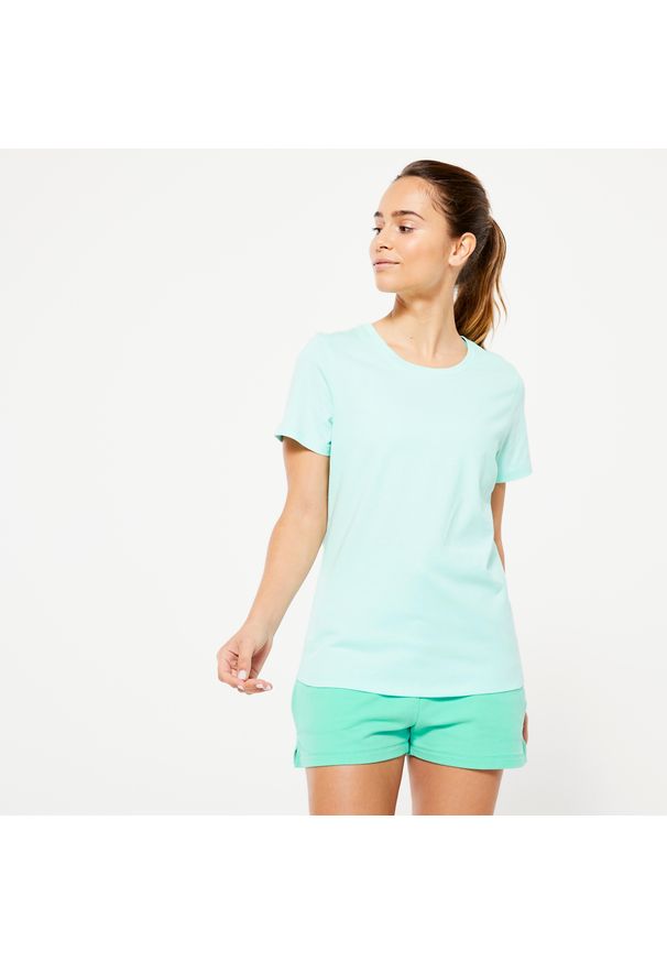 DOMYOS - Koszulka z krótkim rękawem damska Domyos Gym & Pilates 500 Essentials. Kolor: zielony. Materiał: materiał, bawełna. Długość rękawa: krótki rękaw. Długość: krótkie. Sport: joga i pilates