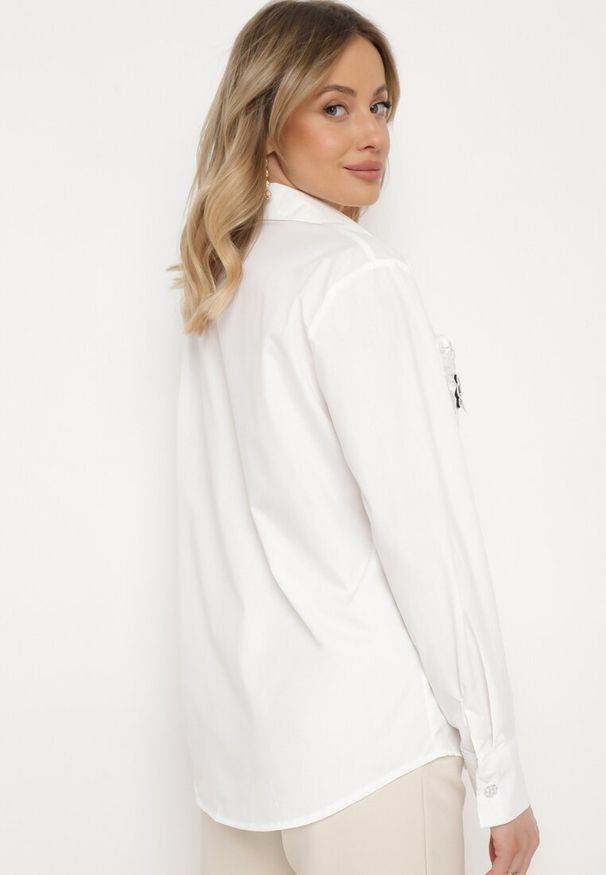 Born2be - Biała Koszula na Biżuteryjne Guziki ze Zdobionymi Kieszeniami Nerlla. Kolor: biały. Wzór: aplikacja. Styl: klasyczny