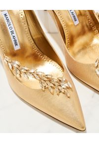 MANOLO BLAHNIK - Złote szpilki z kryształami Nadira - EDYCJA LIMITOWANA. Nosek buta: okrągły. Kolor: złoty. Wzór: aplikacja. Obcas: na szpilce. Wysokość obcasa: średni #5