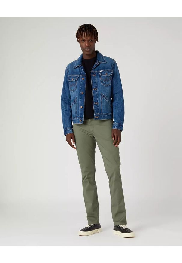 Wrangler - WRANGLER LARSTON MĘSKIE SPODNIE MATERIAŁOWE DUSTY OLIVE W18SEAX45 112330756. Materiał: materiał