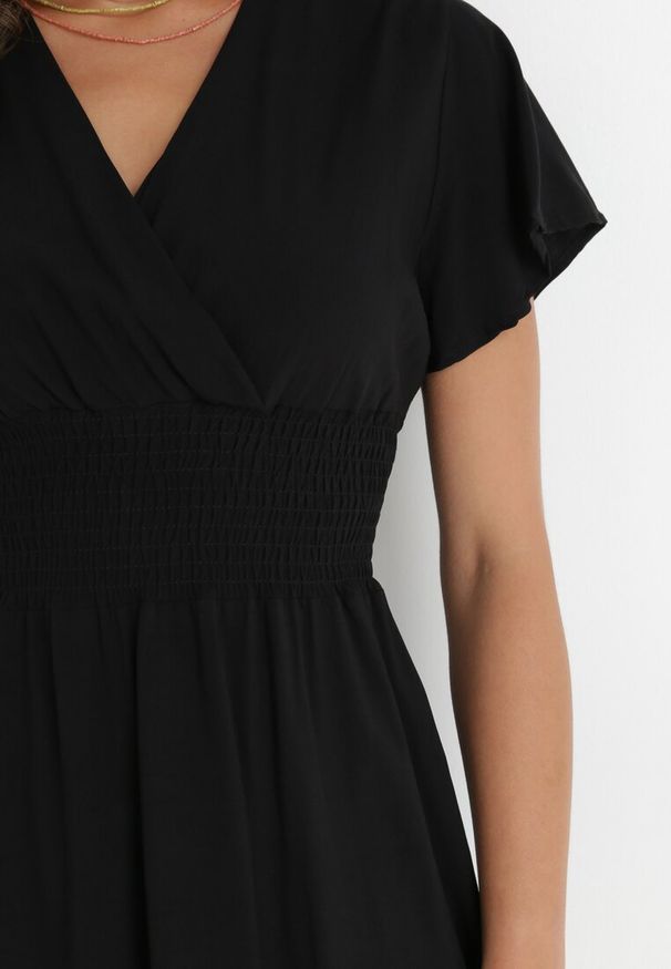 Born2be - Czarna Sukienka z Wiskozy Saede. Okazja: na co dzień. Kolor: czarny. Materiał: wiskoza. Wzór: gładki. Sezon: lato. Typ sukienki: kopertowe. Styl: casual. Długość: mini