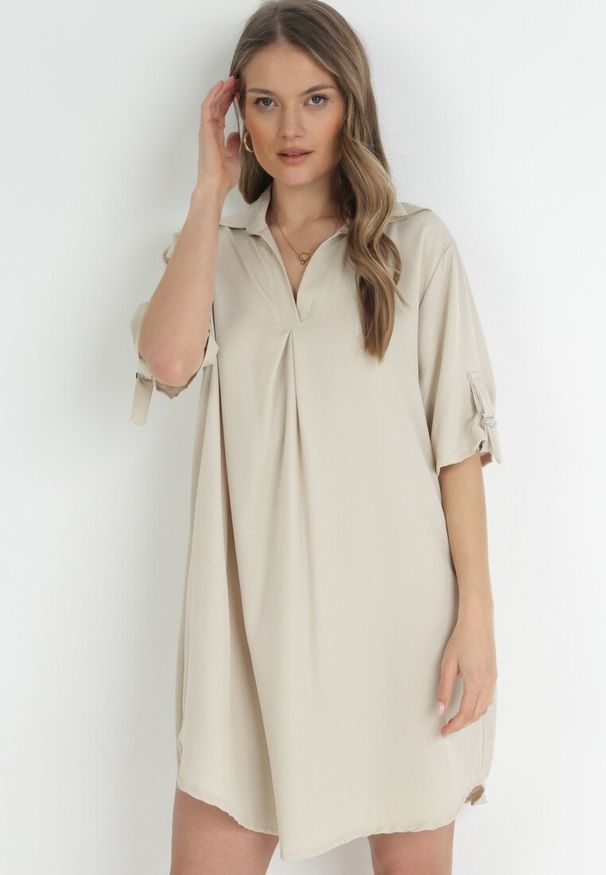 Born2be - Jasnobeżowa Pudełkowa Sukienka Mini z Kołnierzykiem Zeena. Kolor: beżowy. Długość rękawa: krótki rękaw. Długość: mini