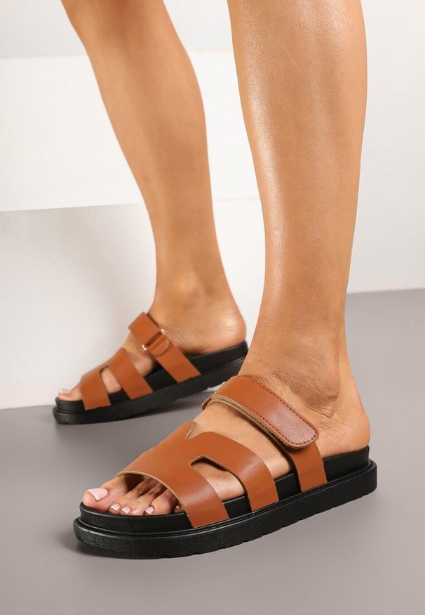 Born2be - Brązowe Klapki Gladiatorki z Regulowanym Paskiem Nonalisse. Okazja: na co dzień. Nosek buta: otwarty. Kolor: brązowy. Sezon: lato. Obcas: na obcasie. Styl: casual, elegancki. Wysokość obcasa: niski