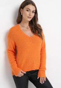 Born2be - Pomarańczowy Klasyczny Sweter z Trójkątnym Dekoltem i Ściągaczami Nurela. Kolor: pomarańczowy. Długość rękawa: długi rękaw. Długość: długie. Styl: klasyczny #1