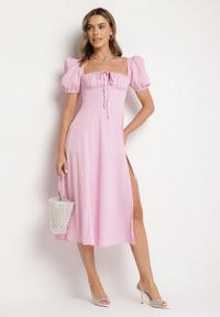 Born2be - Różowa Sukienka w Rustykalnym Stylu z Wiązaniem przy Dekolcie i Rozcięciem Idanillea. Okazja: na spacer, na co dzień. Typ kołnierza: dekolt kwadratowy. Kolor: różowy. Typ sukienki: rozkloszowane. Styl: casual #3