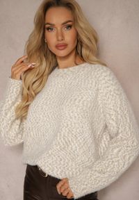 Renee - Beżowy Sweter z Dodatkiem Wiskozy o Kroju Oversize Tariael. Kolor: beżowy. Materiał: wiskoza. Sezon: zima