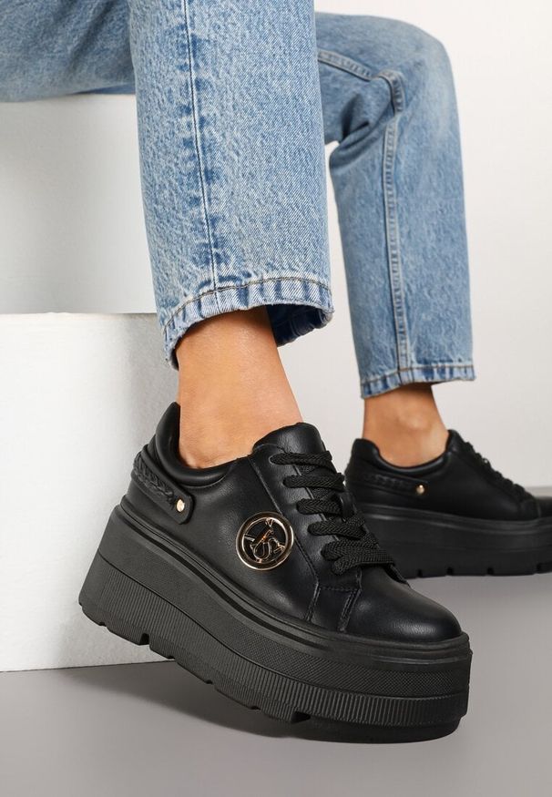 Born2be - Czarne Sneakersy Vices na Grubej Podeszwie z Metaliczną Ozdobą Tatorelis. Okazja: na co dzień. Kolor: czarny. Materiał: jeans. Wzór: aplikacja