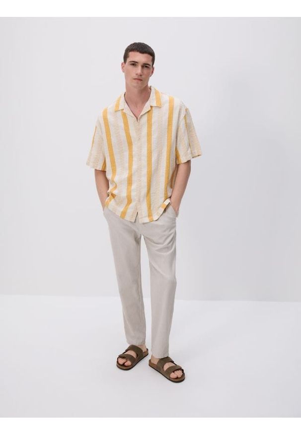 Reserved - Spodnie regular fit z lnem - beżowy. Kolor: beżowy. Materiał: len
