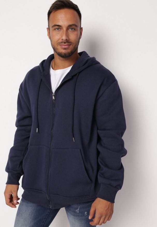 Born2be - Granatowa Bluza z Kapturem Kassica. Okazja: na co dzień. Typ kołnierza: kaptur. Kolekcja: plus size. Kolor: niebieski. Materiał: dzianina, polar. Długość rękawa: długi rękaw. Długość: długie. Styl: klasyczny, casual