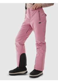 4f - Spodnie narciarskie z szelkami membrana 8000 damskie - pudrowy róż. Kolor: różowy. Materiał: tkanina, materiał, syntetyk. Wzór: gładki. Sezon: zima. Sport: narciarstwo