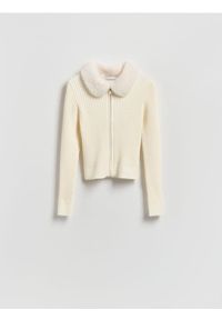 Reserved - Sweter z futrzanym kołnierzem - kremowy. Kolor: kremowy. Materiał: futro #1