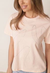 Born2be - Różowy Bawełniany T-shirt Ozdobiony Cyrkoniami Monomene. Okazja: na co dzień. Kolor: różowy. Materiał: bawełna. Wzór: aplikacja. Styl: elegancki, casual #5