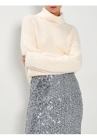 Sinsay - Prążkowany golf - kremowy. Typ kołnierza: golf. Kolor: kremowy. Materiał: prążkowany #1