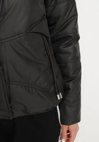 Born2be - Czarna Casualowa Kurtka z Kapturem i Ozdobnymi Sznurkami Evialinae. Okazja: na co dzień. Typ kołnierza: kaptur. Kolor: czarny. Materiał: poliester, jeans. Styl: casual #4