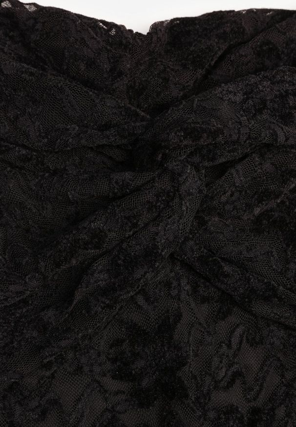 Renee - Czarna Koronkowa Sukienka Bodycon z Odkrytymi Ramionami i Supłem Aethanise. Okazja: na imprezę. Kolor: czarny. Materiał: koronka. Typ sukienki: bodycon, z odkrytymi ramionami. Styl: elegancki