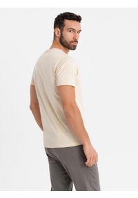 Ombre Clothing - Męski bawełniany t-shirt z printowaną kieszonką – kremowy V2 - Rozmiar: M. Okazja: na co dzień. Kolor: kremowy. Materiał: bawełna. Długość: krótkie. Wzór: aplikacja. Styl: klasyczny, casual #3