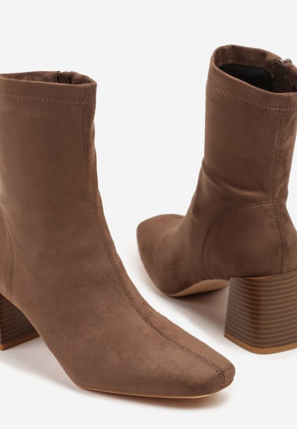 Renee - Ciemnobeżowe Botki Vices na Stożku z Noskiem o Kwadratowym Kształcie Amiste. Okazja: na randkę. Kolor: beżowy. Materiał: jeans. Obcas: na stożku. Styl: klasyczny. Wysokość obcasa: średni