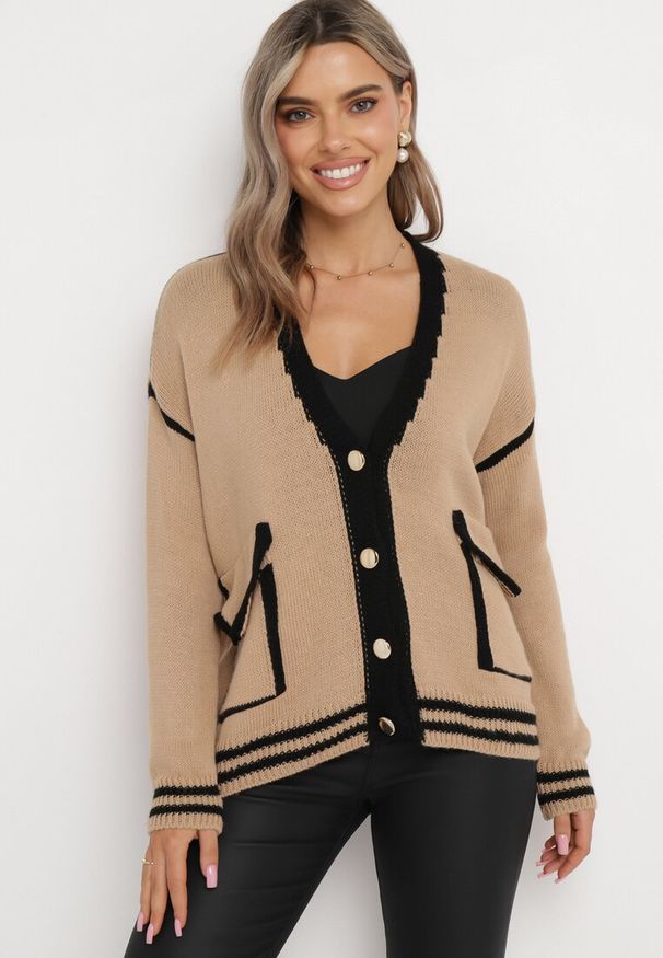 Born2be - Ciemnobeżowy Sweter Kardigan Ozdobiony Kontrastowymi Lamówkami Sunje. Kolor: beżowy. Wzór: aplikacja. Styl: klasyczny