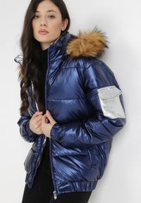 Born2be - Granatowa Kurtka Althasia. Okazja: na co dzień, na spacer. Kolor: niebieski. Materiał: futro. Wzór: aplikacja. Sezon: zima, jesień. Styl: casual, elegancki #1