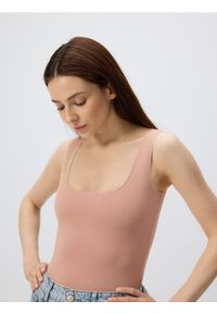 Reserved - Body na ramiączkach - kremowy. Kolor: kremowy. Materiał: dzianina