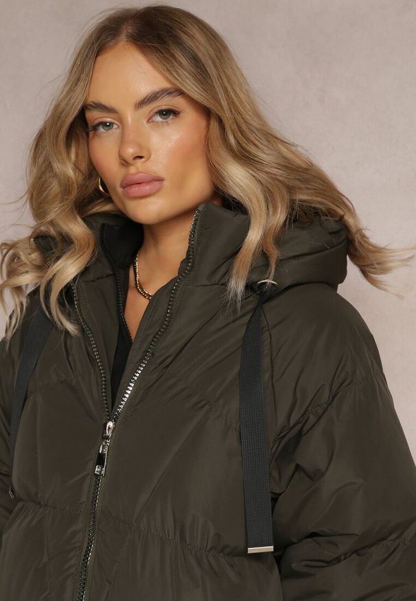 Renee - Zielona Długa Kurtka Pikowana z Kapturem Serea. Okazja: na co dzień. Typ kołnierza: kaptur. Kolor: zielony. Materiał: jeans. Długość: długie. Styl: casual