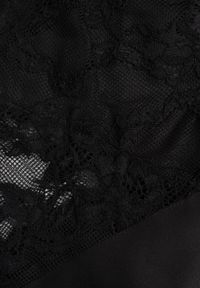 Renee - Czarna Dopasowana Sukienka Wieczorowa z Koronowymi Zdobieniami Bermina. Kolor: czarny. Materiał: koronka. Wzór: aplikacja. Styl: wizytowy #4