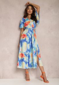 Renee - Niebieska Sukienka Rhodassa. Typ kołnierza: dekolt kopertowy. Kolor: niebieski. Materiał: materiał. Sezon: lato. Typ sukienki: kopertowe. Styl: elegancki, wizytowy. Długość: midi