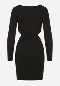 Born2be - Czarna Sukienka o Dopasowanym Kroju z Wycięciami w Talii Halassia. Okazja: na randkę, na co dzień. Typ kołnierza: dekolt w serek. Kolor: czarny. Długość rękawa: długi rękaw. Typ sukienki: dopasowane, proste. Styl: casual, elegancki #3