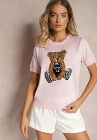 Renee - Różowa Bluzka z Wiskozy z Naszywką Misia z Wełny z Cyrkoniami i Perełkami Ophirai. Kolor: różowy. Materiał: wiskoza, wełna. Wzór: aplikacja