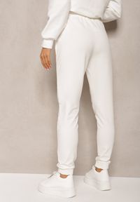 Renee - Białe Spodnie Dresowe z Naszywką na Nogawce Aralsta. Kolor: biały. Materiał: dresówka. Wzór: aplikacja. Styl: klasyczny #4