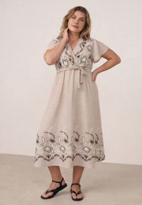 Born2be - Beżowa Kopertowa Sukienka z Wiskozy Zdobiona Haftem i Wiązanym Paskiem Tasenea. Okazja: na co dzień. Kolekcja: plus size. Kolor: beżowy. Materiał: wiskoza. Wzór: aplikacja, haft. Sezon: lato. Typ sukienki: kopertowe. Styl: elegancki, casual, boho #7