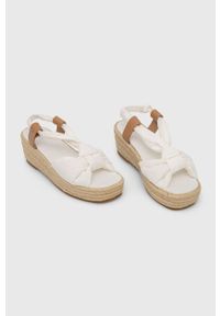 GANT - Gant sandały Bohowill damskie kolor biały na koturnie. Kolor: biały. Materiał: skóra, materiał. Wzór: gładki. Obcas: na koturnie