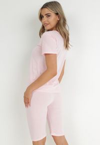 Born2be - Różowy 2-częściowy Komplet Piżamowy z T-shirtem i Krótkimi Legginsami Tiyose. Kolor: różowy. Długość: krótkie. Wzór: aplikacja, napisy
