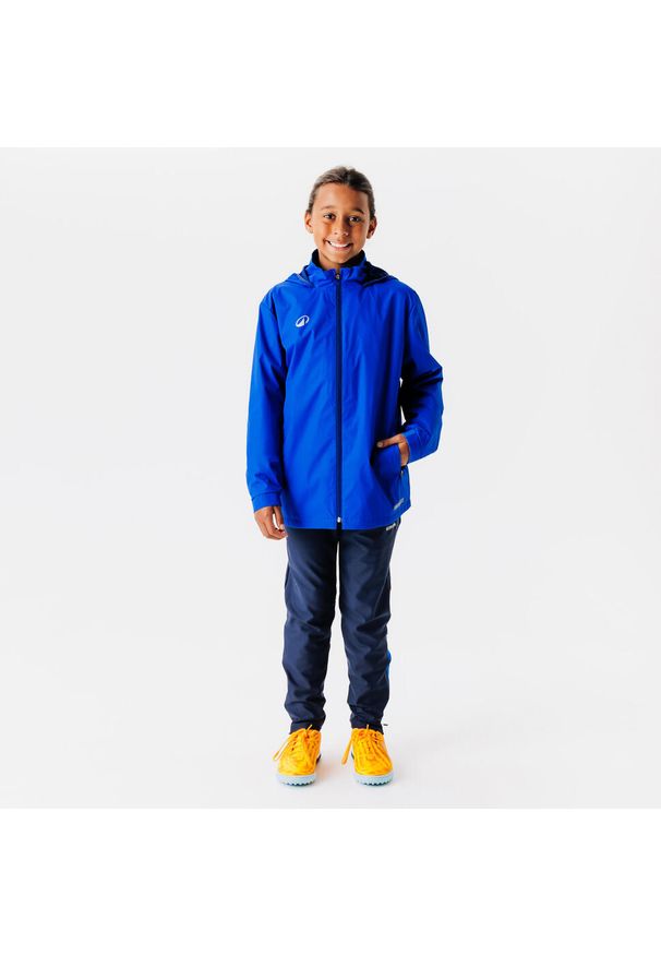 KIPSTA - Kurtka przeciwdeszczowa dla dzieci Kipsta Viralto Club. Kolor: niebieski. Materiał: poliester, materiał. Sport: piłka nożna