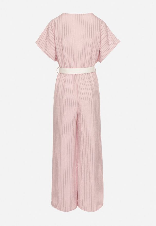 Born2be - Różowy Nietoperzowy Kombinezon o Kopertowym Kroju z Paskiem Tolannea. Okazja: na spotkanie biznesowe. Kolor: różowy. Długość rękawa: krótki rękaw. Długość: krótkie. Styl: elegancki, biznesowy